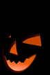 Calabaza malvada iluminado en un fondo negro.