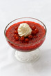 Rote Grütze mit Gelee und Sahne