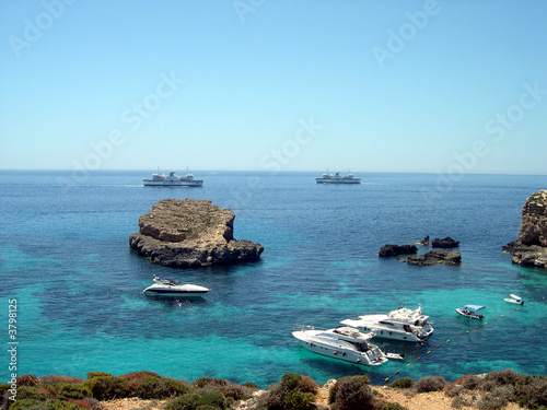 Foto: Blue lagoon at Comino island in Malta, beach and beautiful caves Blue lagoon at Comino island in Malta, beach and beautiful caves