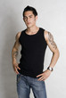 junger Mann mit Tattoo