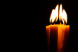 Foto: Four Candles isolated over dark background. Four Candles isolated over dark background.