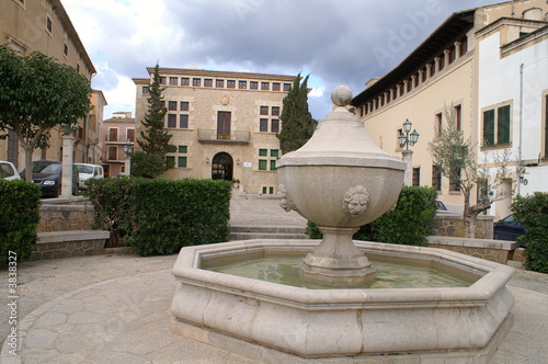 fontaine devant la mairie d'Arta aux Baléares fontaine devant la mairie d'Arta aux Baléares