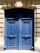 Porte cochère bleue sur façade de pierre Porte cochère bleue sur façade de pierre