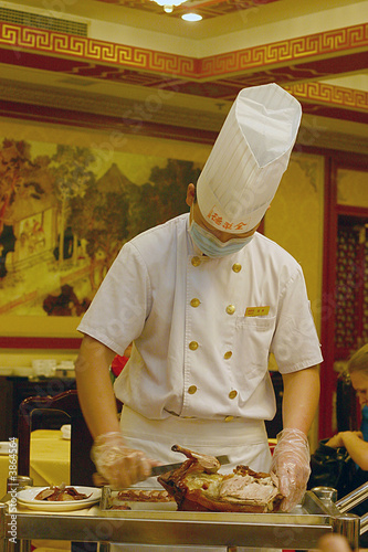 Photo : Cuisinier Chinois decoupant un canard laqué Cuisinier Chinois decoupant un canard laqué
