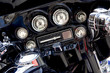 Gros plan du tableau de bord d'une moto de légende