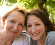 Mutter und Tochter draußen