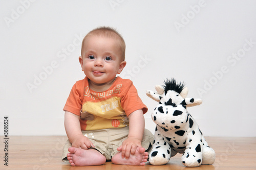 bébé assis avec sa peluche
