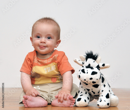 bébé assis avec sa peluche
