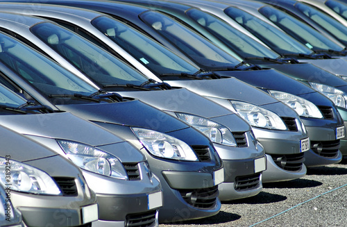 Voitures sur le parking d'un concessionnaire