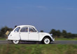 Französischer Kleinwagen in Bewegung