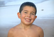 Niño sonriendo en la playa