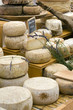 Produits frais sur le marché : fromage au lait cru