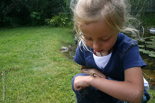 Foto: Mädchen mit Libelle 5 Mädchen mit Libelle 5