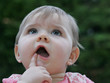 bébé en réflexion