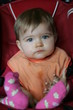 bébé s'est mis de la compote sur les mains