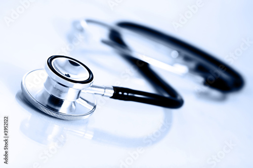 Foto: Beautiful silver stethoscope with reflection and blue tint Beautiful silver stethoscope with reflection and blue tint