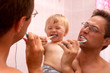 The father learns the son to clean teeth
