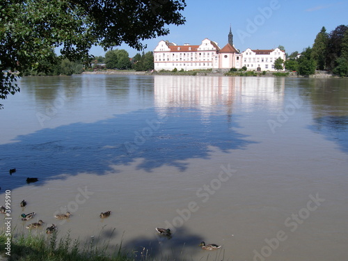 Photo: der inn fluss bei schärding mit historischem gebäude und enten der inn fluss bei schärding mit historischem gebäude und enten