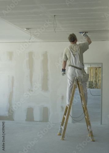 Maler auf Leiter