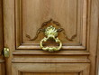 Poignée de porte dorée sur porte en bois vernie Poignée de porte dorée sur porte en bois vernie