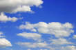 Blauer Himmel und Wolken