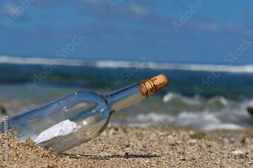 message et bouteille sur une plage tropicale