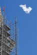 échafaudage sur ciel bleu