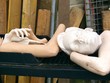 T=te, bras et mains de mannequin sur une étagère T=te, bras et mains de mannequin sur une étagère