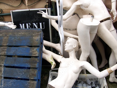 Morceaux de mannequins et palette de bois bleue Morceaux de mannequins et palette de bois bleue