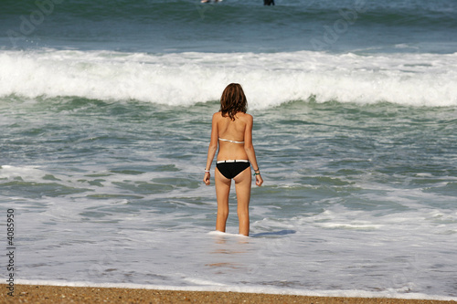 Photo: jolie femme au bord de l'eau jolie femme au bord de l'eau