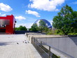 Batiment cubique rouge et géode ronde brillante Batiment cubique rouge et géode ronde brillante
