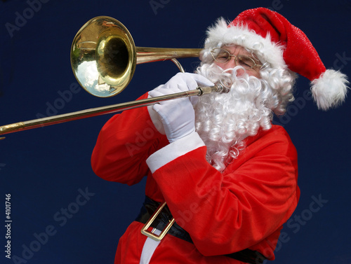 Foto: Santa playing silent night at christmas time Santa playing silent night at christmas time