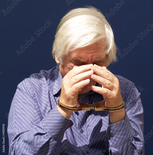 Foto: Man being arrested for commiting a crime Man being arrested for commiting a crime