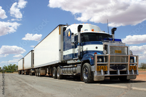Ein sogenannter Roadtrain im Outback, Australien