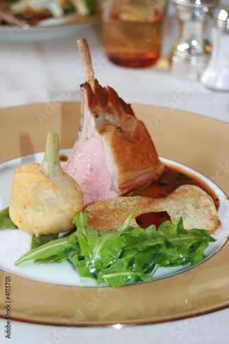 Foto: Carré d'agneau rôti et tempura d'artichaut Carré d'agneau rôti et tempura d'artichaut