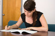 Foto: College student using the university catalogue College student using the university catalogue