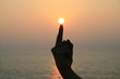 toucher le soleil avec le doigt