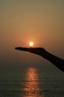 main plate en dessous du coucher de soleil
