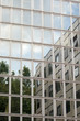 Immeuble à travers un mirroir