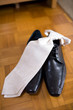 Krawatte und Lederschuhe