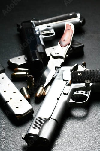 Foto: pistols and blade pistols and blade