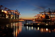 Containerhafen bei Nacht