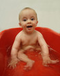 bébé prend son bain