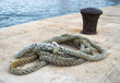 Foto: dock, rope and bollard dock, rope and bollard