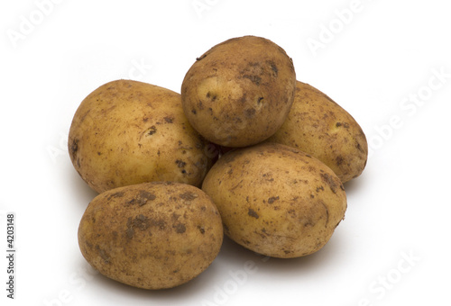 Foto: potatoes on white background potatoes on white background