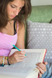 ragazza studia un libro