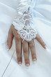 main femme mariée