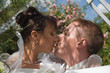 tendre baiser des mariés