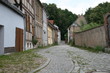 enge straße in einer kleinstadt