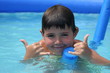 jeune garçon dans une piscine